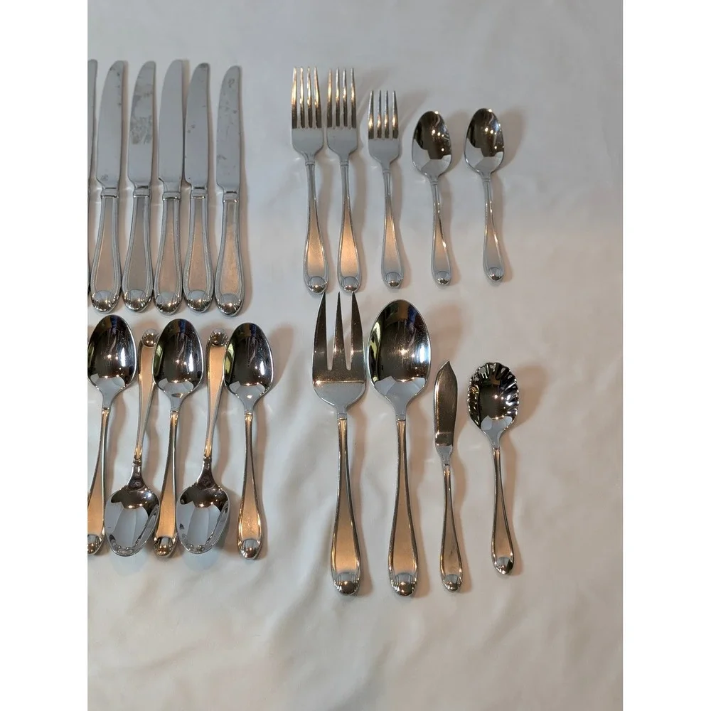 Oneida Silver Satin Garnet 18/10 Stainless Flatware Set 32 Random Pieces